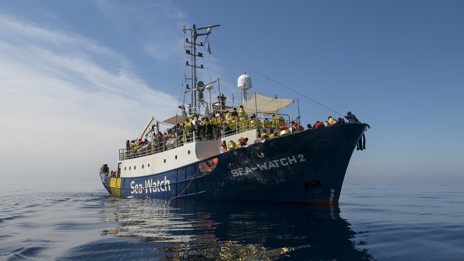 Sea-Watch 2 voller Überlebender, die sich in Rettungsdecken verstecken