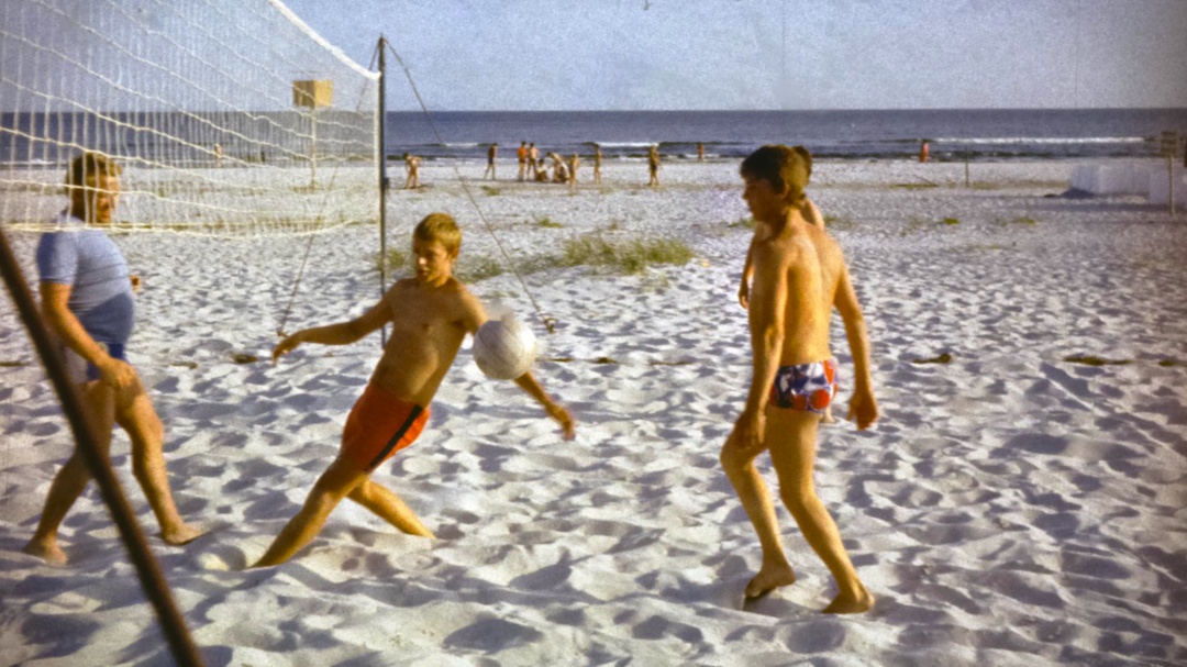 Mein Vater, ein paar Bekannte und ich beim Volleyballspiel am Strand, Prerow, 1983