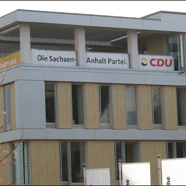 "Volkspartei"-Plakate an der CDU-Zentrale Sachsen-Anhalt